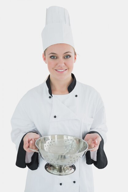 Weiblicher Chef, der Colander hält