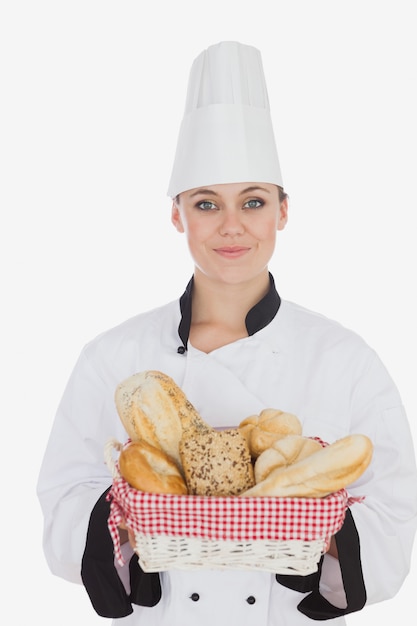 Weiblicher Chef in der Uniform, die Brotkorb hält