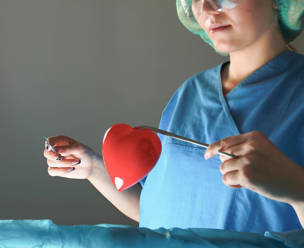Foto weiblicher chirurg, der eine operation an einem herzpatienten durchführt