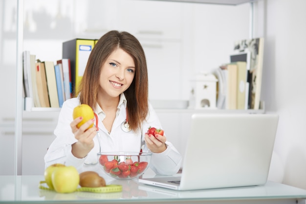 Weiblicher ernährungswissenschaftler, der in ihrem studio arbeitet