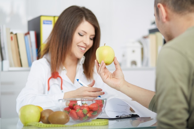 Weiblicher Ernährungswissenschaftler, der in ihrem Studio arbeitet