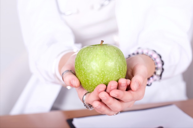 Weiblicher Ernährungswissenschaftler, der in ihrem Studio arbeitet