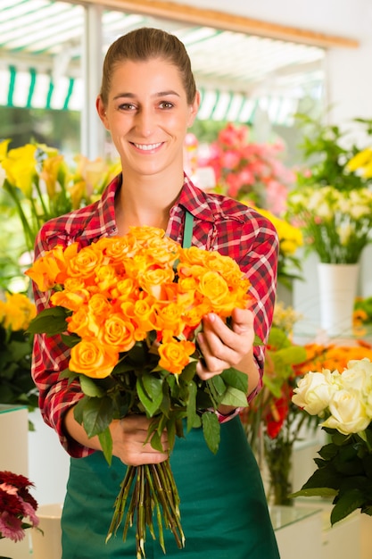 Weiblicher Florist im Blumenladen