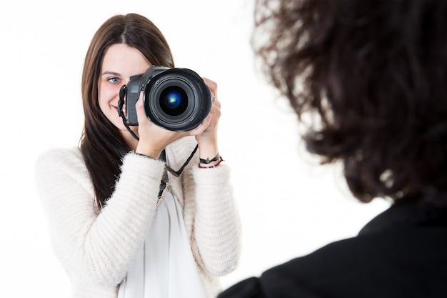 Weiblicher Fotograf, der Bildporträt der Frau macht