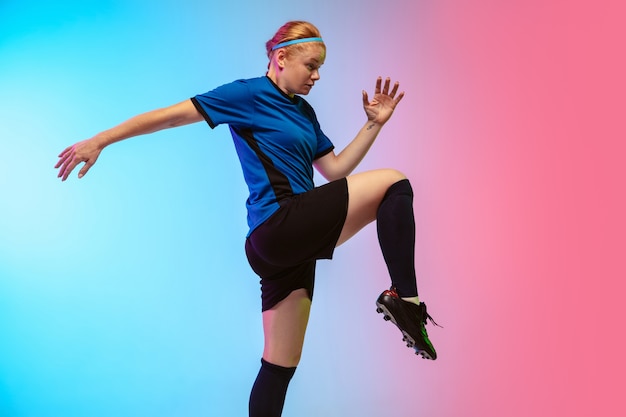 Weiblicher Fußball, Fußballspielertraining auf Neonwand, Jugend