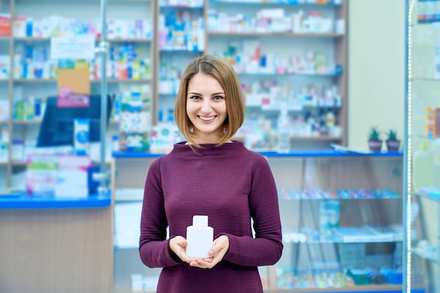 Foto weiblicher kunde, der pillen in der apotheke hält