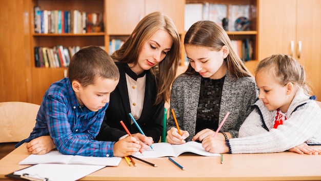 Foto weiblicher lehrer und schüler, wenn prozess studiert wird