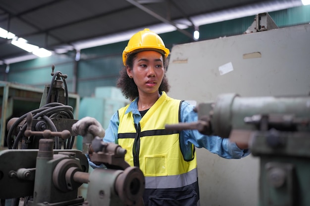 Weiblicher Lehrling in einer Metallbearbeitungsfabrik, Porträt einer arbeitenden technischen Arbeiterin oder Ingenieurin aus der Industrie, die in einer industriellen Fertigungsfabrik arbeitet.