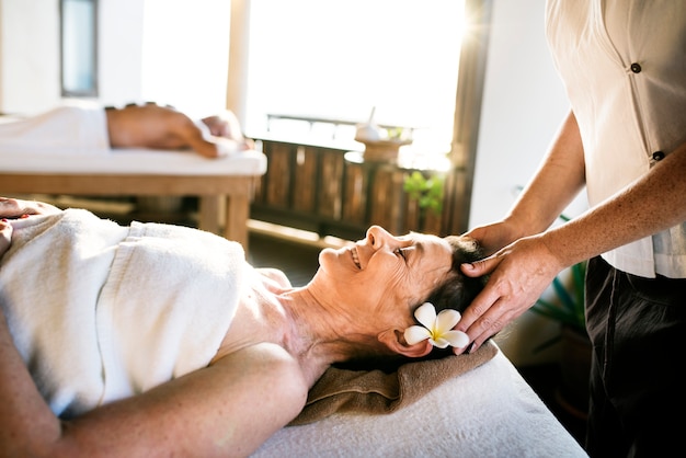 Foto weiblicher mitteilungstherapeut, der eine massage an einem badekurort gibt