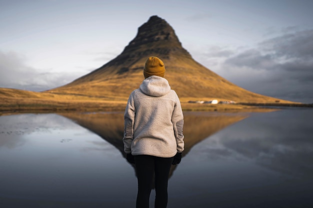 Weiblicher Reisender am Berg Kirkjufell, Island