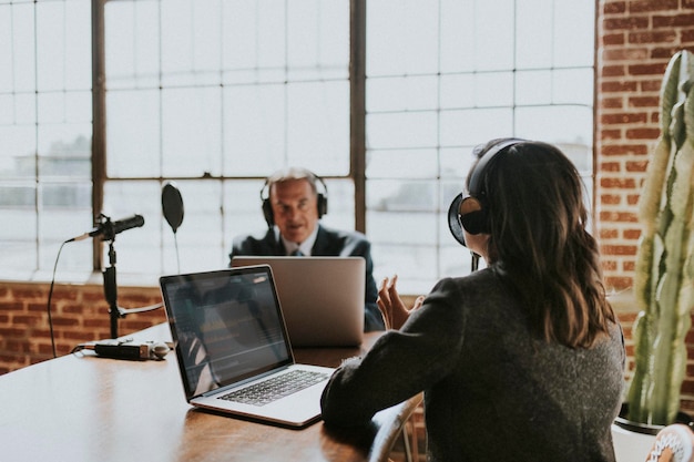 Weiblicher Sender interviewt ihren Gast in einem Studio