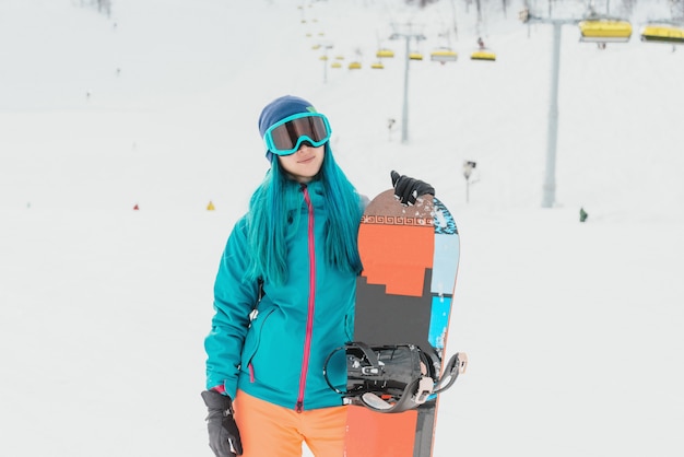 Weiblicher Snowboarder auf Skiort