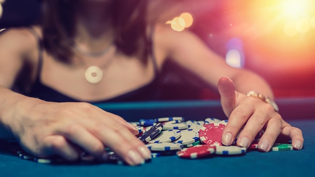 Weiblicher Spieler, der überprüft, wie viel beim Casino-Pokerspiel gewonnen wird