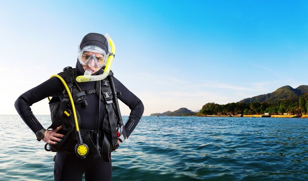 Foto weiblicher tauchersportler im neoprenanzug und in der tauchausrüstung