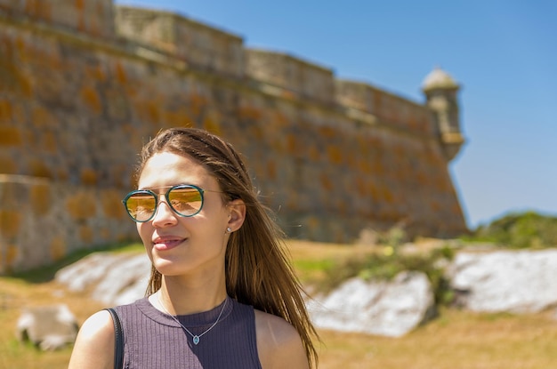 Weiblicher Tourist, der Forte de Santa Tereza besucht