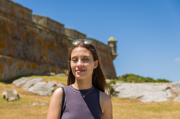 Weiblicher Tourist, der Forte de Santa Tereza besucht