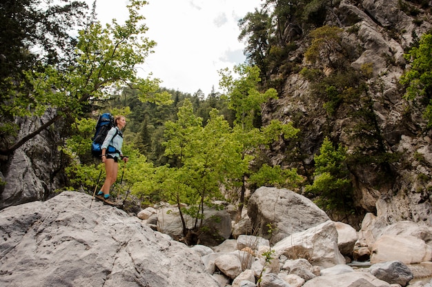 Weiblicher Wanderer reist durch Felsen in der Schlucht