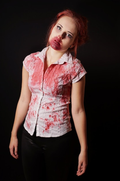 Weiblicher Zombie mit blutigem Mund und Bluse