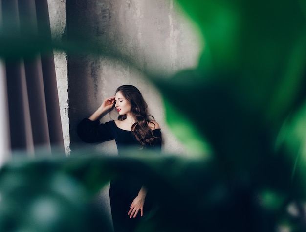 Weibliches Brunettemodell im Studio