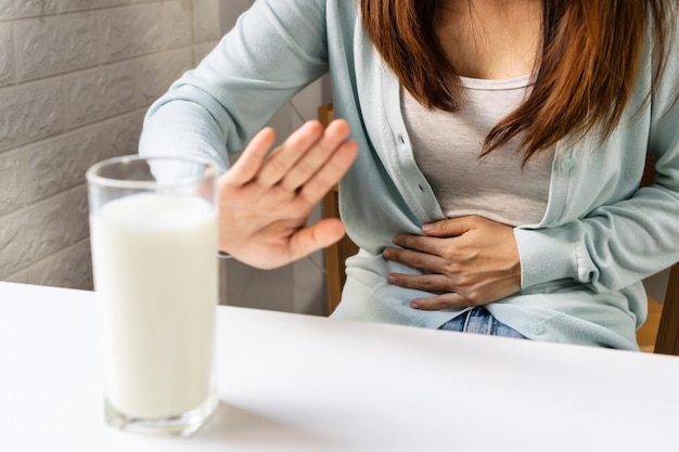 Weibliches Gestikulieren stoppen oder nein sagen, um Milch zu trinken Laktoseintoleranz Nahrungsmittelallergie Konzept Nahaufnahme