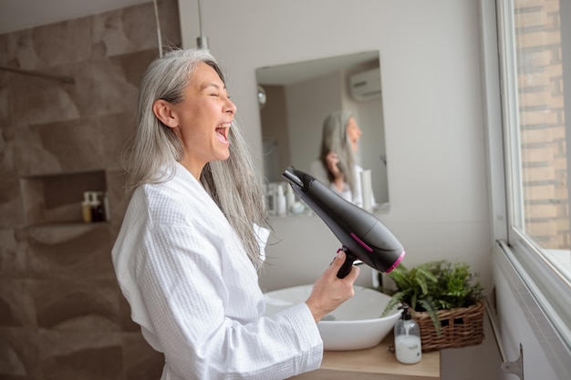 Weibliches Haarstyling nach dem Baden zu Hause