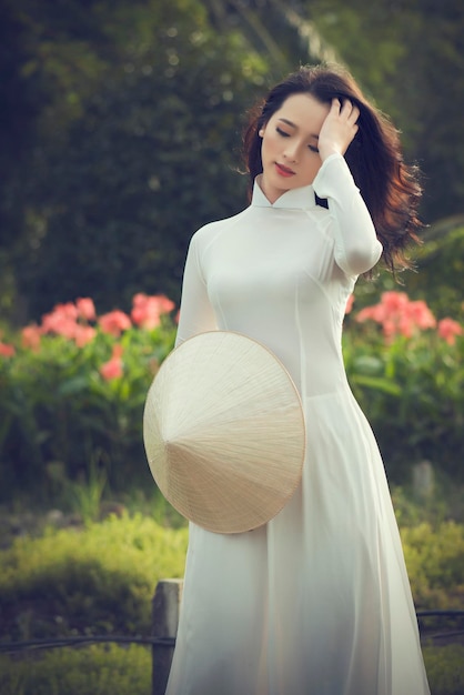 Weibliches Model steht im Park