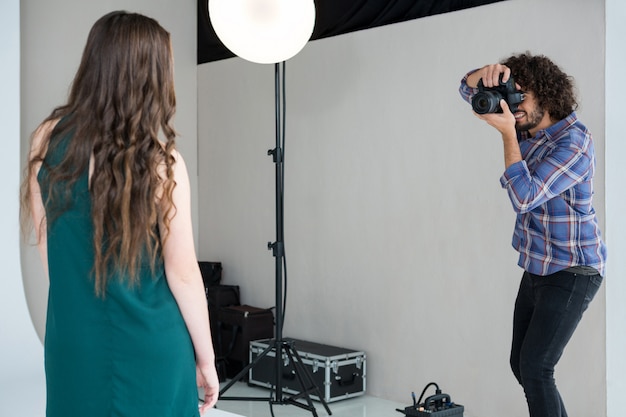 Foto weibliches modell, das für ein fotoshooting aufwirft