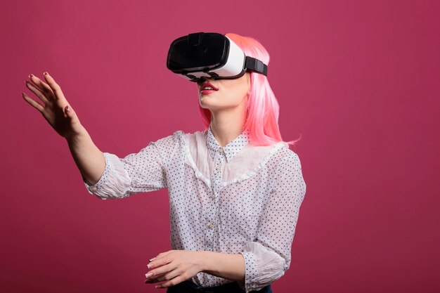 Weibliches modell mit vr-brille mit augmented-reality-technologie, futuristische interaktive vision auf drahtlosem headset. digitaler gerätesimulator mit 3d-innovation, elektronisches system mit sichtbrille.