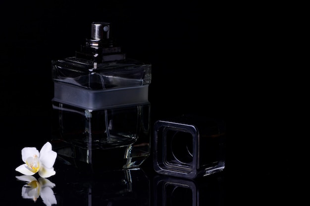 Foto weibliches parfüm auf schwarzem hintergrund