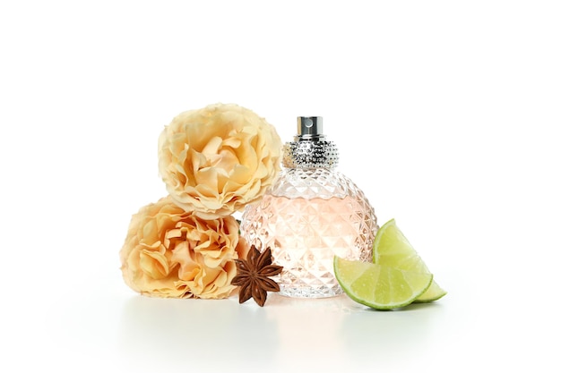 Weibliches Parfüm und Bestandteile lokalisiert auf weißem Hintergrund