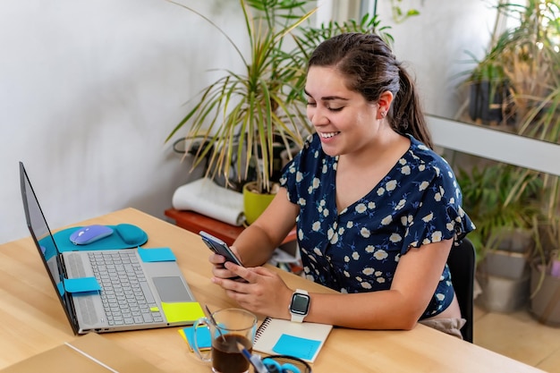 Weibliches professionelles Messaging online auf dem Handy während der Arbeit im Büro