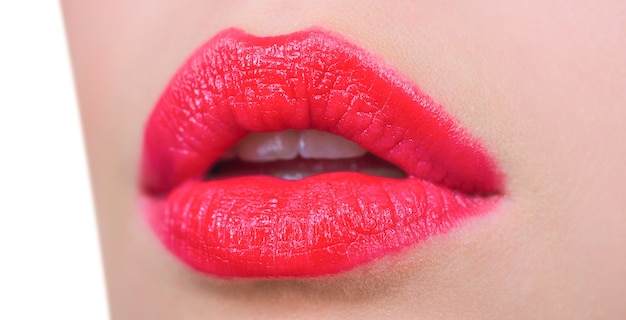 Weibliches Schönheitslippenmädchen mit rotem Lippenstift