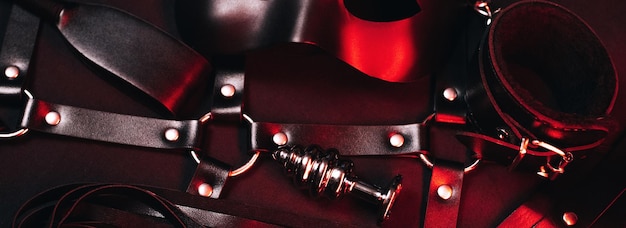 Weibliches Sexspielzeugset aus einem Sexshop für BDSM-Sex Maske Ledergürtel Halsband Handschellen Peitsche und Analplug
