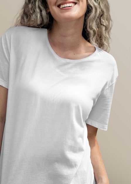 Weibliches T-Shirt png durchsichtiges Mockup-Design für Freizeitkleidung