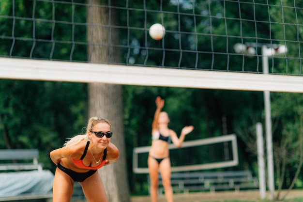 Weibliches Team, das Beach-Volleyball spielt