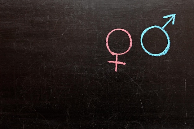 Weibliches und männliches Geschlechtssymbol auf einer Tafel. Exemplar