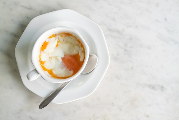 Weich gekochte Eier in weißer Tasse zum Frühstück