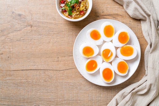 Weich gekochte Eier Würziger Salat