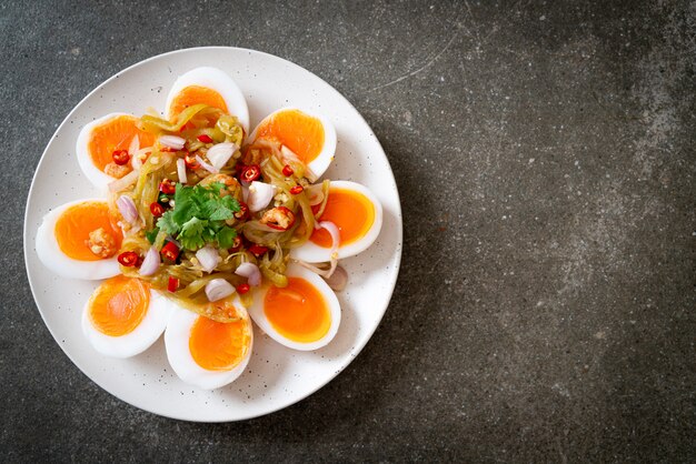 Weich gekochte Eier Würziger Salat