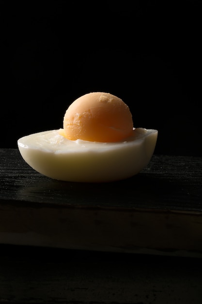 Weich gekochtes Ei auf schwarzer Oberfläche