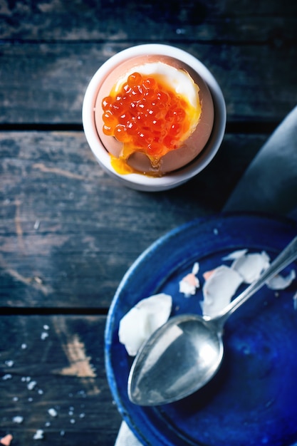 Weich gekochtes Ei mit rotem Kaviar