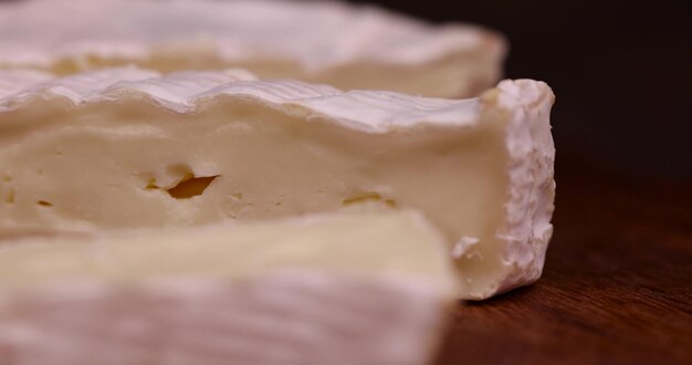 weich verarbeiteter Käse mit weißem Schimmel auf dem Tisch