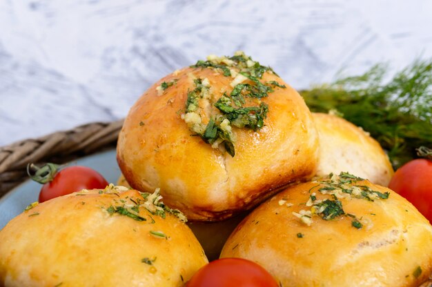 Weiche Brötchen mit Kräutern und Knoblauch. Nahansicht