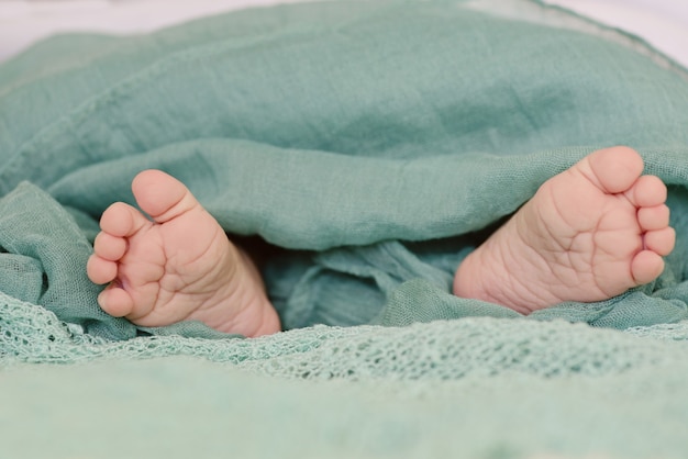 Foto weiche neugeborenenfüße in die decke gewickelt