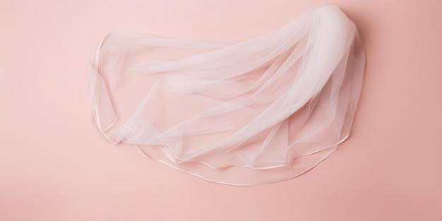 Foto weiche textur von zartem stoff eine romantische rosa tulle-welle auf weißem hintergrund