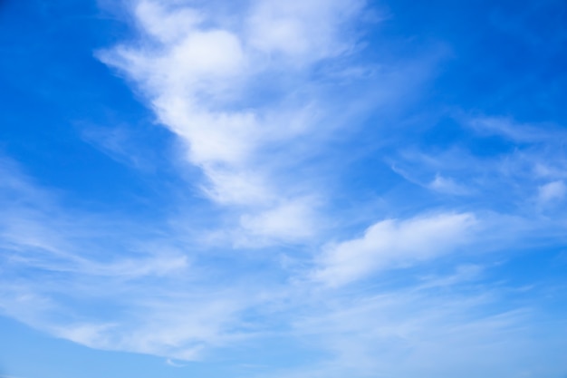 Weiche und flauschige Wolkenbildung am strahlend sonnigen blauen Himmel. Natur abstrakter Hintergrund. Frische Luft, Wetterkonzept