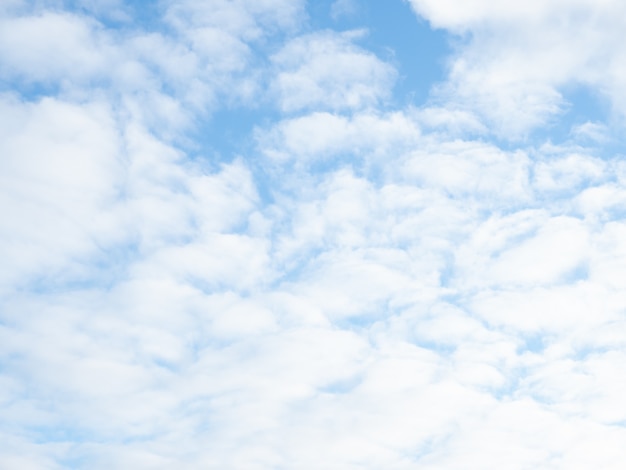 Weiche und flauschige Wolkenbildung auf dem strahlend sonnigen blauen Himmel