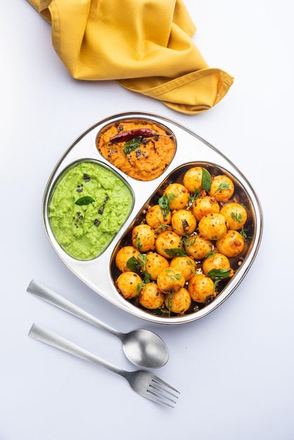 Weiche und schwammige Idli-Bällchen oder Goli untätig mit grünem und rotem Chutney nach südindischem Rezept