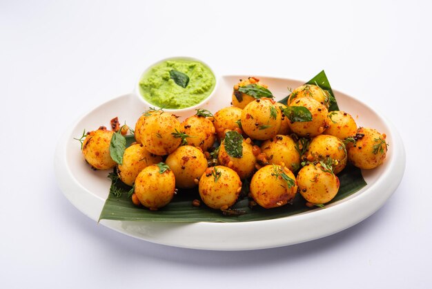 Weiche und schwammige Idli-Bällchen oder Goli untätig mit grünem und rotem Chutney nach südindischem Rezept