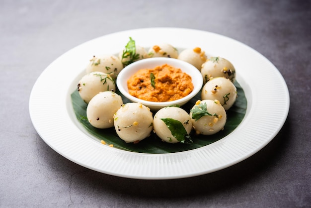 Weiche und schwammige Idli-Bällchen oder Goli untätig mit grünem und rotem Chutney nach südindischem Rezept